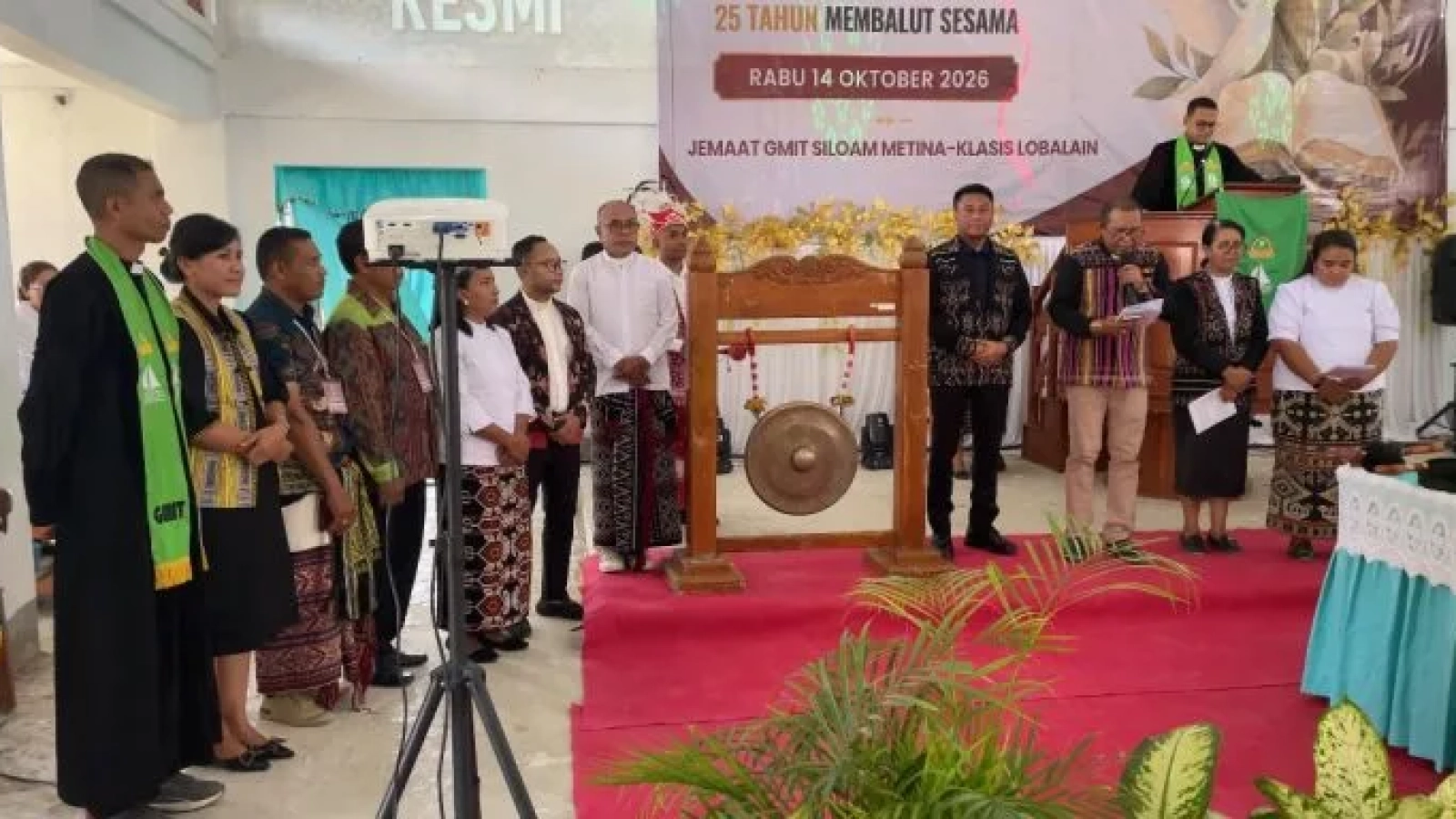 Pemukulan Gong sebagai tanda di bukanya rangkaian kegiatan HUT PD GMIT ke-25