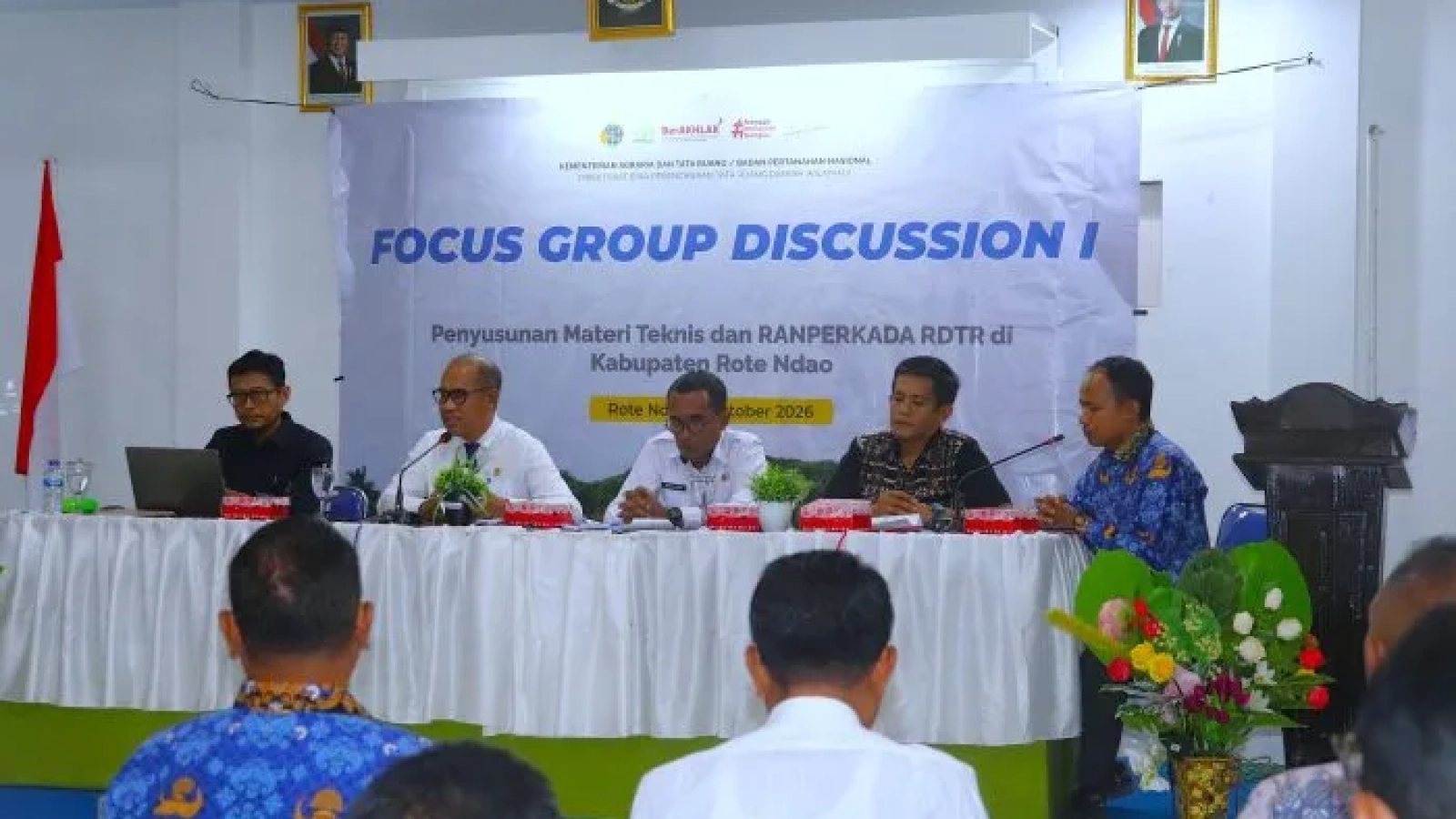 Pj. Sekda Kabupaten Rote Ndao Daniel W. Nalle, S.Pt (kedua dari kiri) menyampaikan sambutan membuka FGD dan Konsultasi Publik I RDTR Kawasan Nemberala.