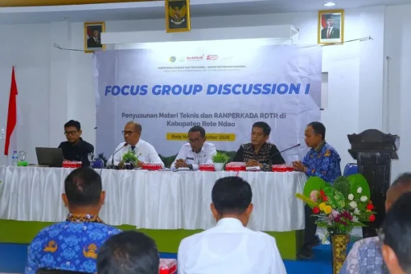 Pj. Sekda Kabupaten Rote Ndao Daniel W. Nalle, S.Pt (kedua dari kiri) menyampaikan sambutan membuka FGD dan Konsultasi Publik I RDTR Kawasan Nemberala.