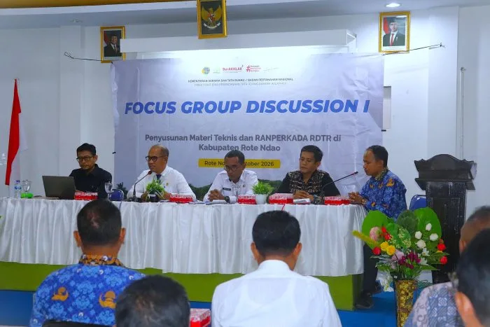 Pj. Sekda Kabupaten Rote Ndao Daniel W. Nalle, S.Pt (kedua dari kiri) menyampaikan sambutan membuka FGD dan Konsultasi Publik I RDTR Kawasan Nemberala.