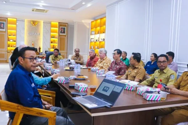 Suasana audiensi Pemerintah Kabupaten Rote Ndao bersama perwakilan Yayasan Selancar Arungi Indonesia (ARUNGI) dan SurfAid membahas persiapan fase awal (Inception Phase) Program Nusa Food Resilience and Nutrition (NuFRN).