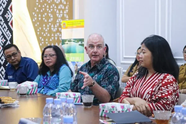 Perwakilan Yayasan Selancar Arungi Indonesia (ARUNGI) menyampaikan pemaparan dalam audiensi bersama Pemerintah Kabupaten Rote Ndao terkait persiapan fase awal (Inception Phase) Program Nusa Food Resilience and Nutrition (NuFRN).