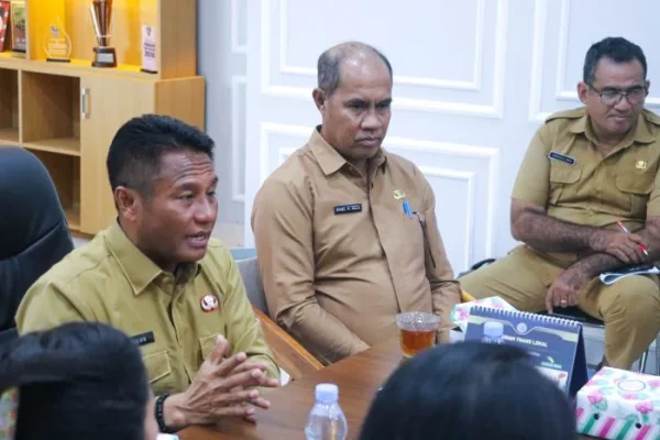 Bupati Rote Ndao menyampaikan arahan dalam audiensi bersama perwakilan Yayasan Selancar Arungi Indonesia (ARUNGI) dan SurfAid terkait persiapan fase awal (Inception Phase) Program Nusa Food Resilience and Nutrition (NuFRN).