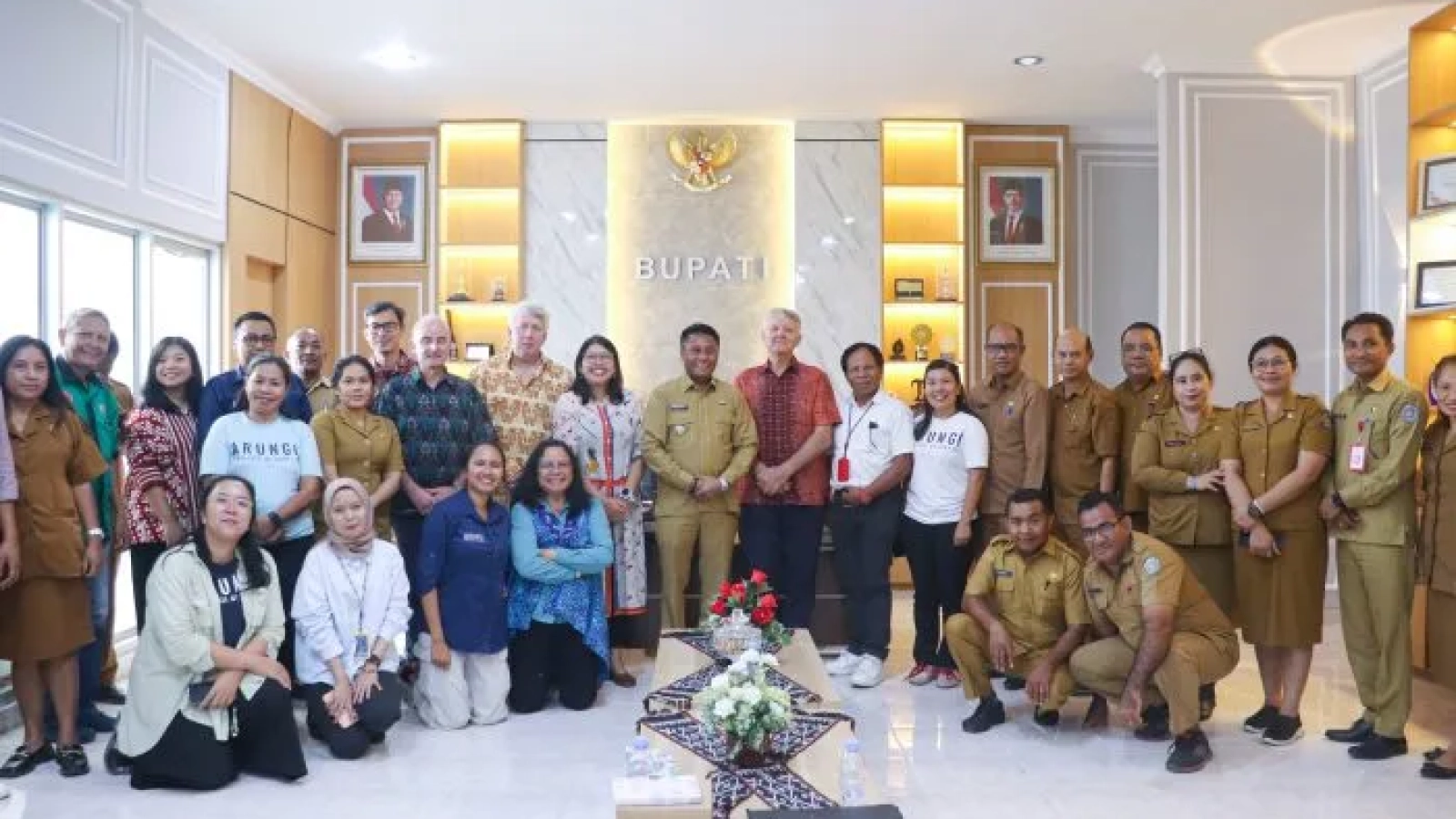 Bupati Rote Ndao bersama jajaran Pemerintah Kabupaten Rote Ndao berfoto bersama perwakilan Yayasan Selancar Arungi Indonesia (ARUNGI) dan SurfAid usai audiensi terkait persiapan fase awal (Inception Phase) Program Nusa Food Resilience and Nutrition (NuFRN).
