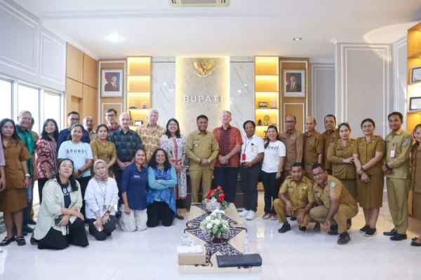 Bupati Rote Ndao bersama jajaran Pemerintah Kabupaten Rote Ndao berfoto bersama perwakilan Yayasan Selancar Arungi Indonesia (ARUNGI) dan SurfAid usai audiensi terkait persiapan fase awal (Inception Phase) Program Nusa Food Resilience and Nutrition (NuFRN).