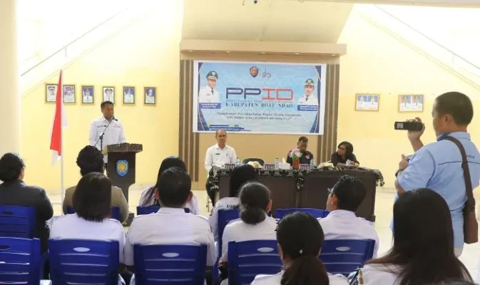 Bupati Rote Ndao Paulus Henuyk menyampaikan sambutan membuka kegiatan Sosialisasi dan Monitoring Keterbukaan Informasi Publik Tahun 2026.