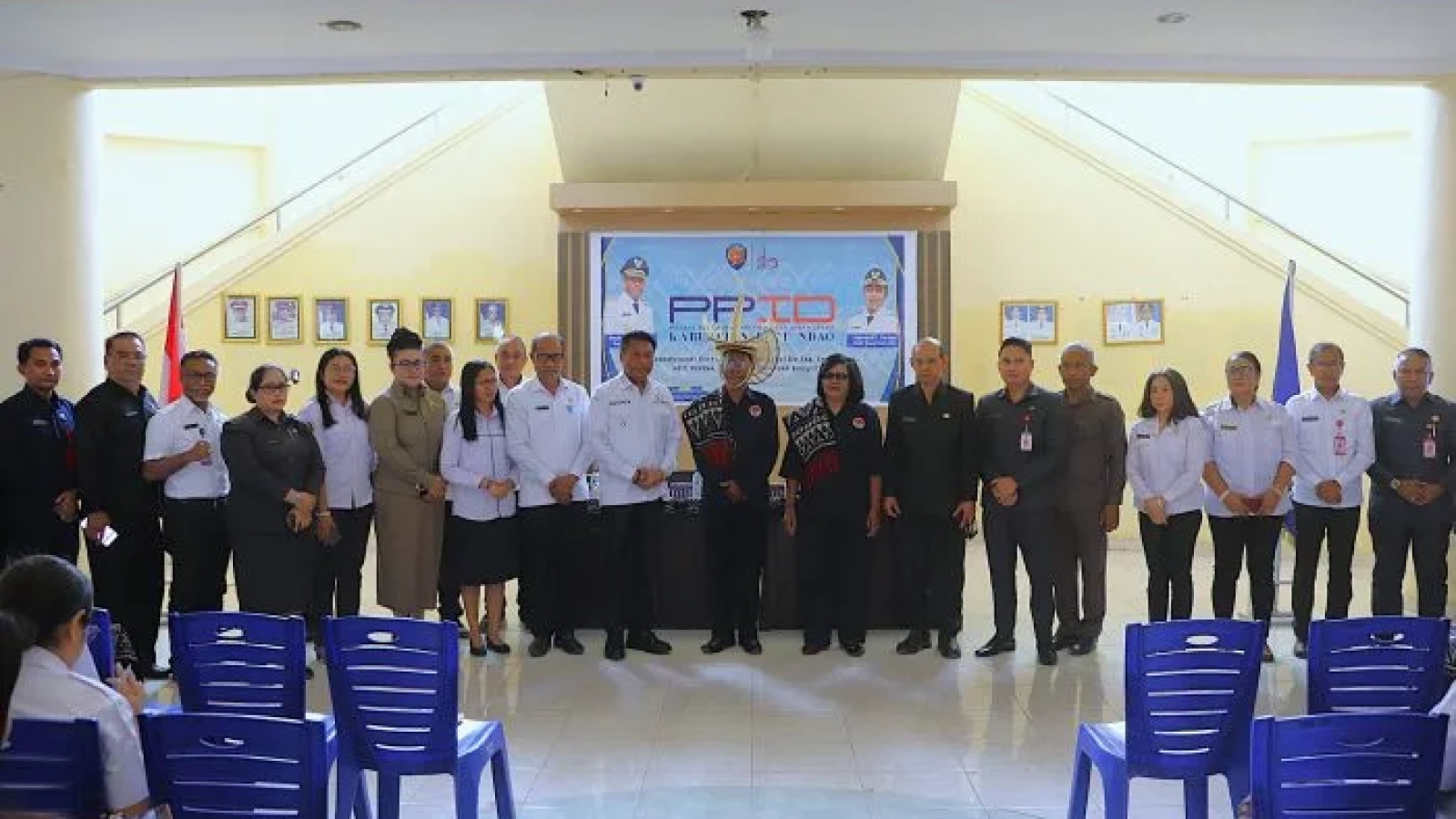 Foto bersama Bupati Rote Ndao Paulus Henuk, Ketua Komisi Informasi Germanus Atawuwur dan peserta Sosilisasi KIP.