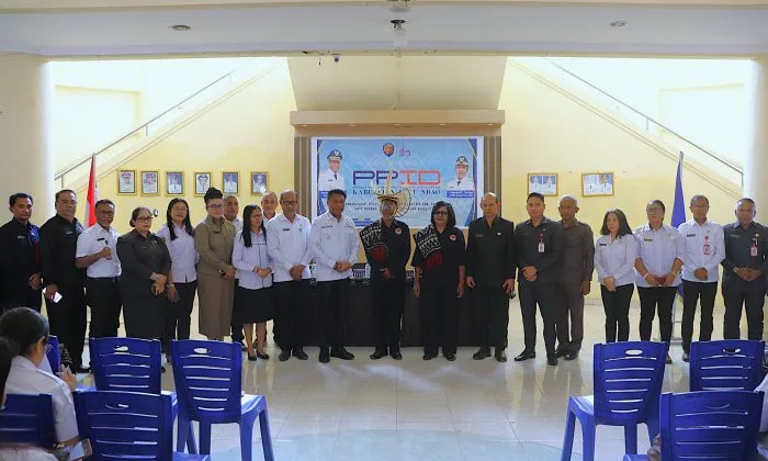 Foto bersama Bupati Rote Ndao Paulus Henuk, Ketua Komisi Informasi Germanus Atawuwur dan peserta Sosilisasi KIP.