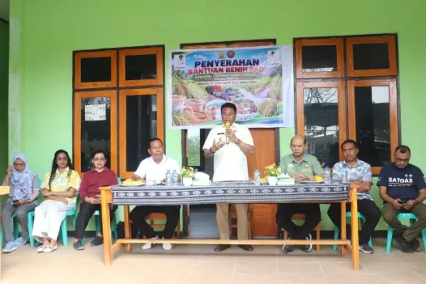 Bupati Rote Ndao saat memberikan sambutan pada acara penyerahan bantuan Optimasi lahan (Oplah) ke lima puluh dua kelompok tani di Kab. Rote Ndao