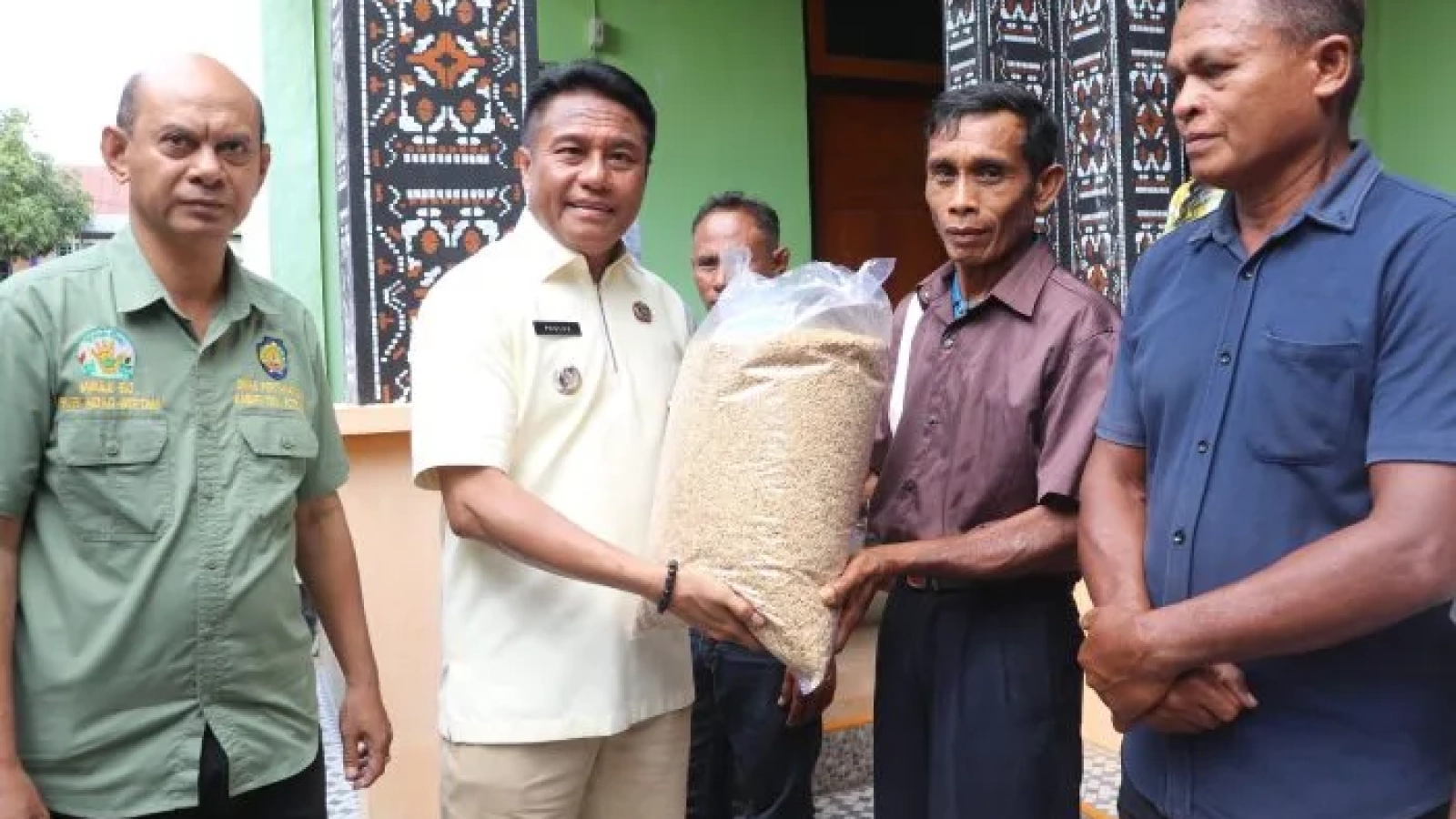 Pemerintah Kabupaten Rote Ndao menyerahkan bantuan Optimasi lahan (Oplah) ke lima puluh dua kelompok tani yang tersebar di delapan kecamatan di kabupaten Rote Ndao
