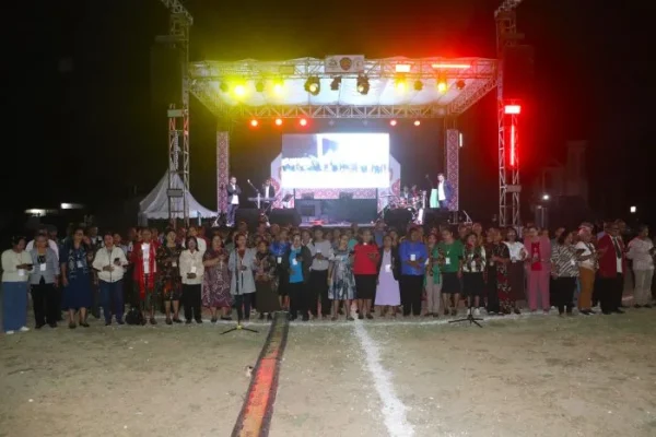 Paduan Suara Kelompok Persekutuan Doa se-GMIT mengisi kebaktian IPI Malam Pertama.
