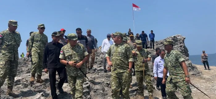 Kepala BNPPTD RI yang juga menjabat sebagai Wakil Panglima TNI, Jenderal Maruli Simanjuntak, M.Sc., bersama Bupati Rote Ndao Paulus Henuk, S.H., melakukan peninjauan kawasan Titik Nol Kilometer Selatan NKRI di Kabupaten Rote Ndao, Sabtu (24/10/2026), sebagai bagian dari kunjungan kerja dalam rangka pengawasan wilayah perbatasan negara.