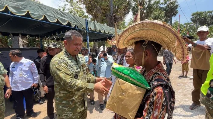 Kepala Badan Nasional Pengelola Perbatasan dan Daerah Tertinggal (BNPPTD) RI, Jenderal Maruli Simanjuntak, M.Sc., menyerahkan bantuan sosial berupa paket sembako kepada masyarakat Kabupaten Rote Ndao dalam rangkaian kunjungan kerja di wilayah perbatasan, Sabtu (24/10/2026).