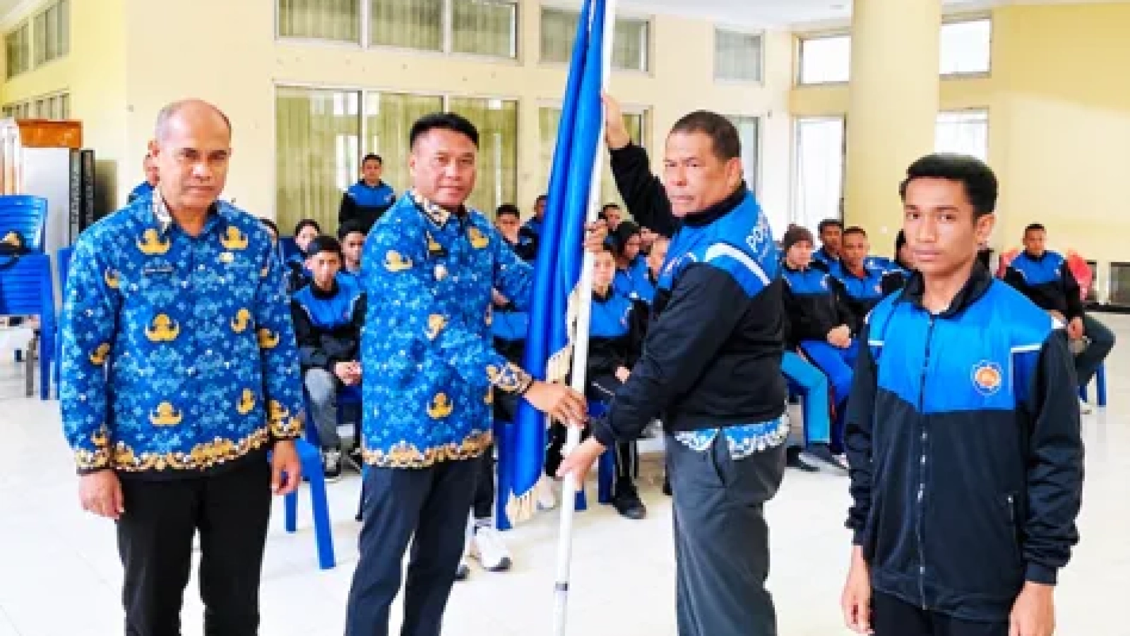 Bupati Rote Ndao Paulus Henuk secara sombolis melepas Kontingen POPDA VIII Kabupaten Rote Ndao Tahun 2026.