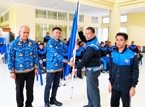Bupati Rote Ndao Paulus Henuk secara sombolis melepas Kontingen POPDA VIII Kabupaten Rote Ndao Tahun 2026.