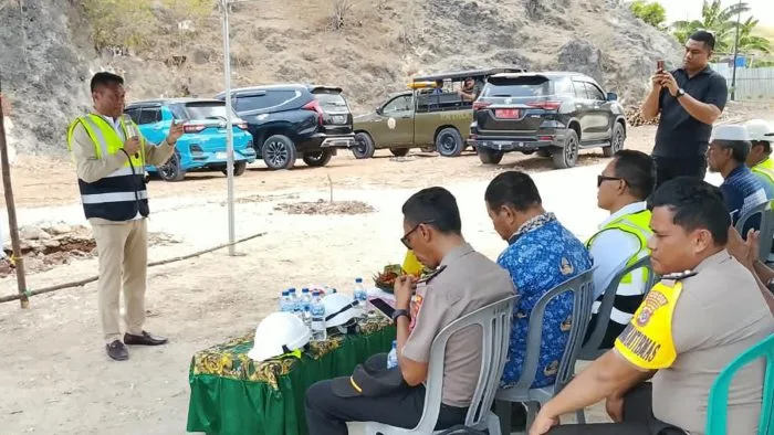 Bupati Rote Ndao, Paulus Henuk, S.H., menyampaikan sambutan pada kegiatan groundbreaking pembangunan Kampung Nelayan Merah Putih (KNMP) di Desa Papela, Kecamatan Rote Timur, Rabu (28/10/2026).