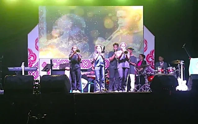 Penampilan musik terompet dari Siswa SMK Kristen Elim Nekames.
