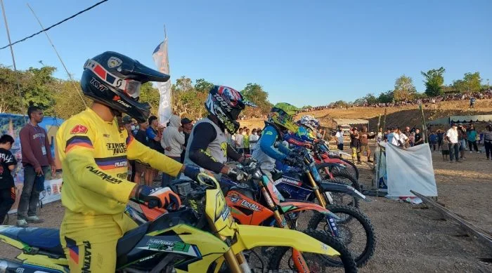 Peserta Kejuaraan daerah (Kejurda) Open Grastrack Bupati Rote Ndao Cup I Tahun 2026 di Sirkuit Mandala.