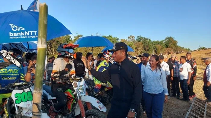 Bupati dan Wakil Bupati Rote Ndao saat melepas langsung peserta Kejuaraan Daerah (Kejurda) Open Grastrack Bupati Rote Ndao Cup I Tahun 2026 di Sirkuit Mandala.