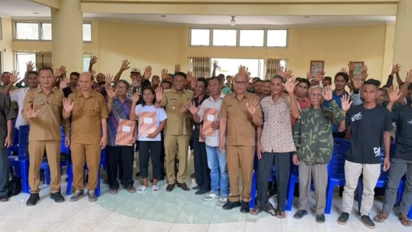 Foto bersama Bupati Paulus Henuk bersama kelompok tani penerima bantuan alat irigasi perpompaan.