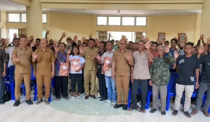 Foto bersama Bupati Paulus Henuk bersama kelompok tani penerima bantuan alat irigasi perpompaan.