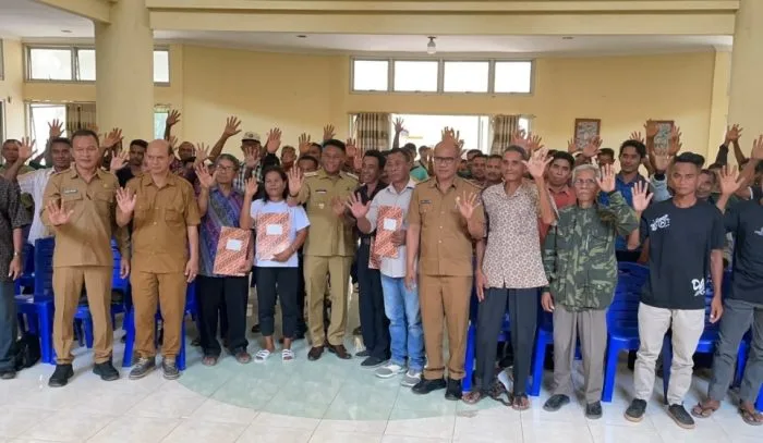 Foto bersama Bupati Paulus Henuk bersama kelompok tani penerima bantuan alat irigasi perpompaan.