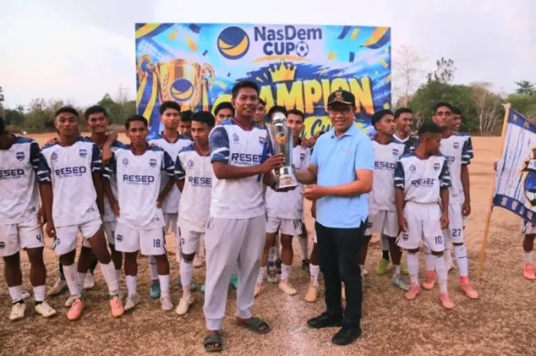 Pj. Sekda Kab. Rote Ndao turut memberikan penghargaan pada tim yang mendapatkan juara