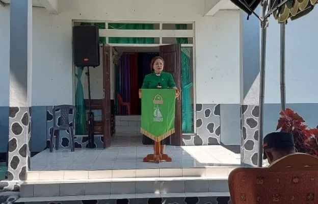 Pdt. Grace Mooy saat berkhotbah di Lapas kelas III Baa pada IPI HUT PD GMIT