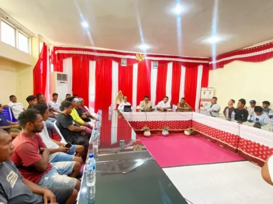 Bupati Rote Ndao, Paulus Henuk, S.H., melakukan audiensi bersama para pelaku usaha ekspedisi di Kabupaten Rote Ndao untuk membahas dampak penerapan kebijakan Over Dimension Over Loading (ODOL), Senin (12/10/2026).