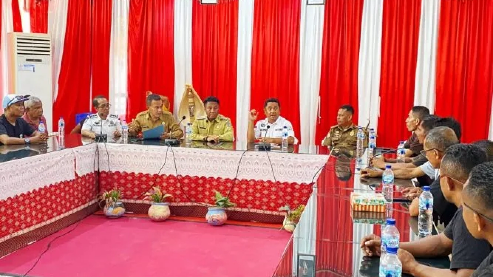 Bupati Rote Ndao saat mendengarkan aspirasi langsung pengusaha pada audiensi untuk membahas dampak penerapan kebijakan Over Dimension Over Loading (ODOL)
