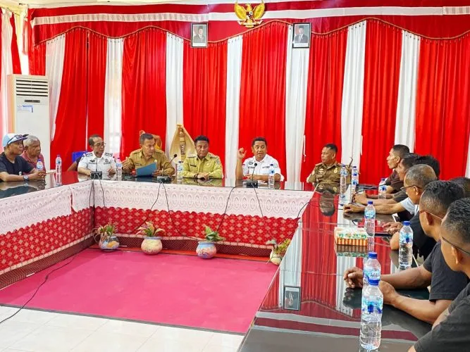 Bupati Rote Ndao saat mendengarkan aspirasi langsung pengusaha pada audiensi untuk membahas dampak penerapan kebijakan Over Dimension Over Loading (ODOL)