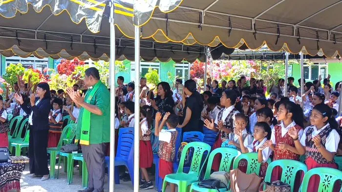 Para Guru dan Siswa SD negeri Oeteas dalam Ibadah Penyegaran Iman yang digelar dalam perayaan HUT Persekutuan Doa GMIT ke-25.