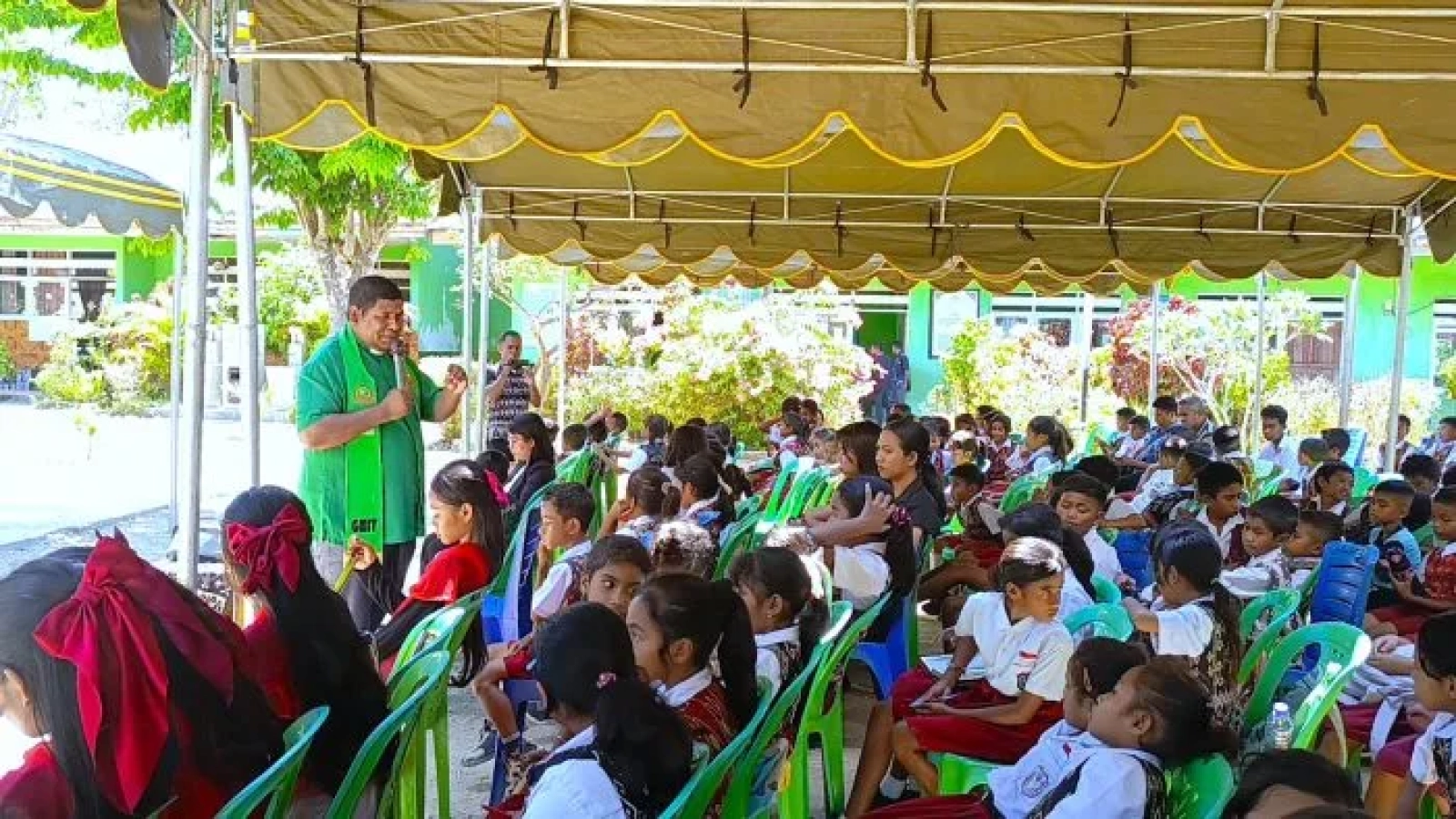 Ibadah Penyegaran Iman di SD negeri Oeteas, Pdt. Lord Y. Baleta, S.Th memberikan pesan firman, menanamkan nilai kasih kepada anak-anak.