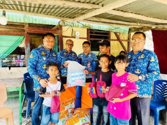 Bupati Rote Ndao Paulus Henuk memberikan bantuan darurat bagi keluarga korban kebakaran.