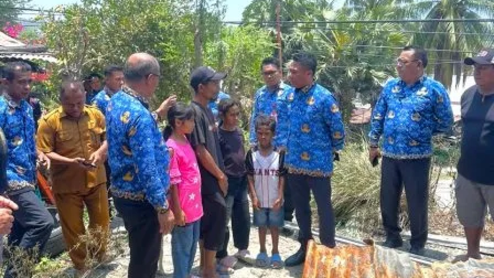 Bupati Rote Ndao Paulus Henuk bertemu dan berdialog dengan korban kebakaran rumah di Tondao.