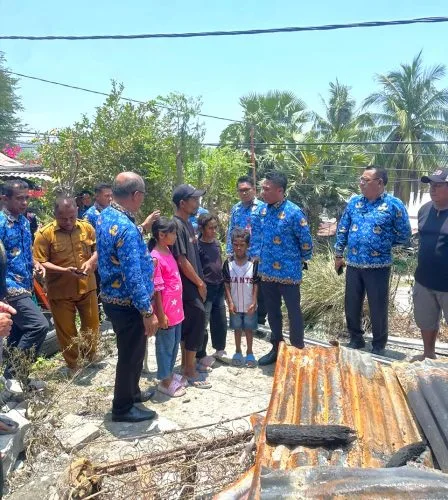 Bupati Rote Ndao Paulus Henuk bertemu dan berdialog dengan korban kebakaran rumah di Tondao.