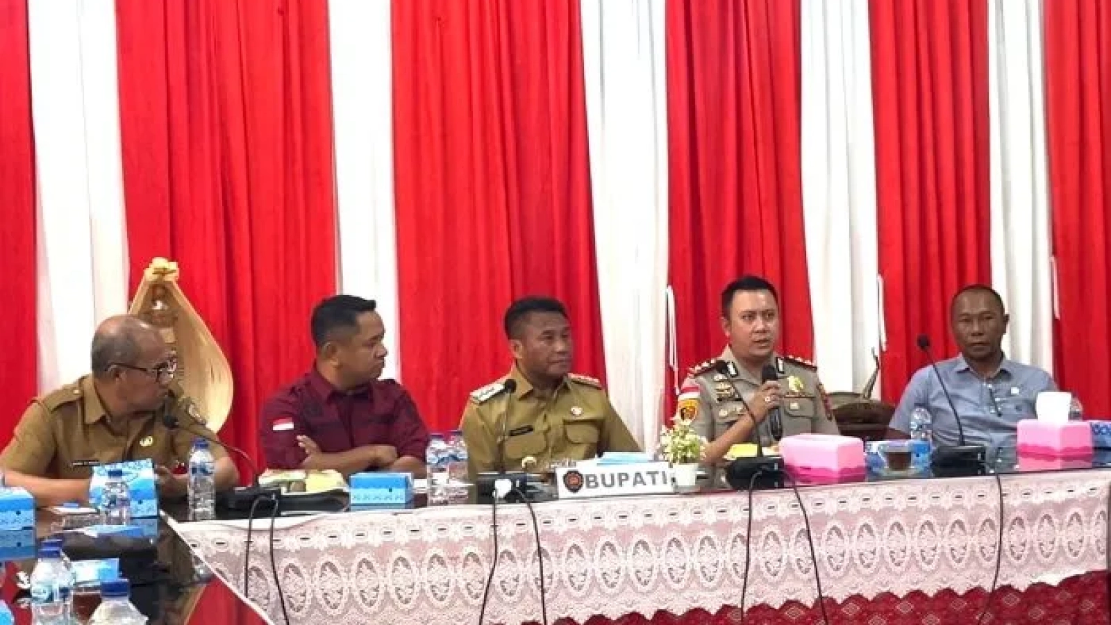 Bupati Rote Ndao Paulus Henuk, SH, bersama Wakil Ketua DPRD, anggota DPRD, Plt. Sekda Daniel W. Nalle, S.Pt., dan Kapolres Rote Ndao Henry Eko Irawan, S.I.K., dalam rapat membahas persoalan distribusi dan ketersediaan BBM di Kabupaten Rote Ndao.