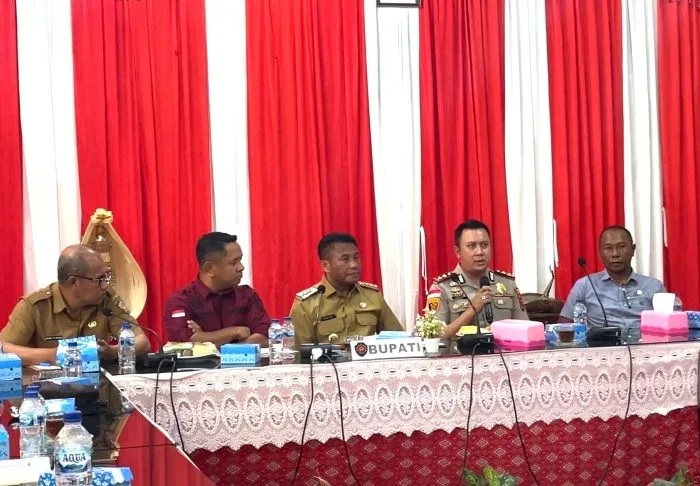 Bupati Rote Ndao Paulus Henuk, SH, bersama Wakil Ketua DPRD, anggota DPRD, Plt. Sekda Daniel W. Nalle, S.Pt., dan Kapolres Rote Ndao Henry Eko Irawan, S.I.K., dalam rapat membahas persoalan distribusi dan ketersediaan BBM di Kabupaten Rote Ndao.