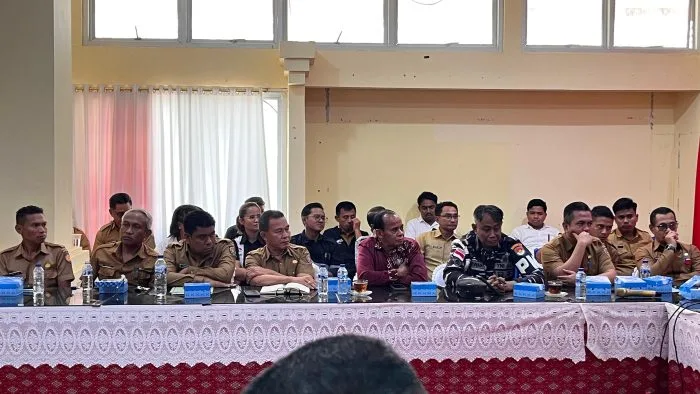 Suasana rapat yang dipimpin Bupati Rote Ndao Paulus Henuk, SH, membahas persoalan BBM di Kabupaten Rote Ndao bersama unsur Forkopimda, DPRD, pimpinan perangkat daerah, dan pengelola SPBU.