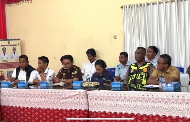 Suasana rapat yang dipimpin Bupati Rote Ndao Paulus Henuk, SH, membahas persoalan BBM di Kabupaten Rote Ndao bersama unsur Forkopimda, DPRD, pimpinan perangkat daerah, dan pengelola SPBU.