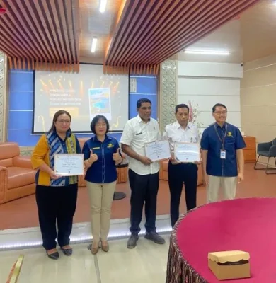 Acara penyerahan Piagam Penghargaan yang diserahkan oleh Kepala KPPN Kupang Delfiana Lase dan diterima Kasubid Perbendaharaan BKAD Rote Ndao Pegi Ariesty, SE.
