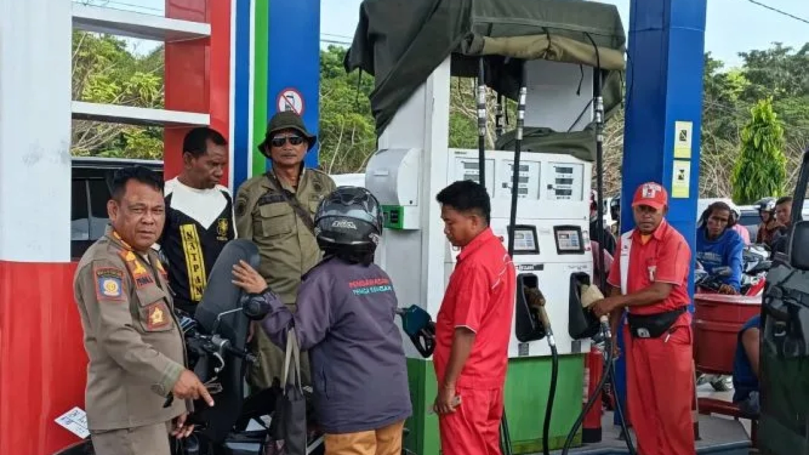 Kasat Pol PP Kab. Rote Ndao saat memantau langsung antrean pengisian BBM di salah satu pertamina