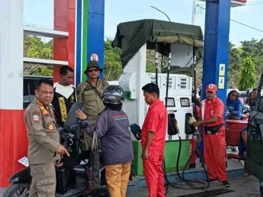 Kasat Pol PP Kab. Rote Ndao saat memantau langsung antrean pengisian BBM di salah satu pertamina
