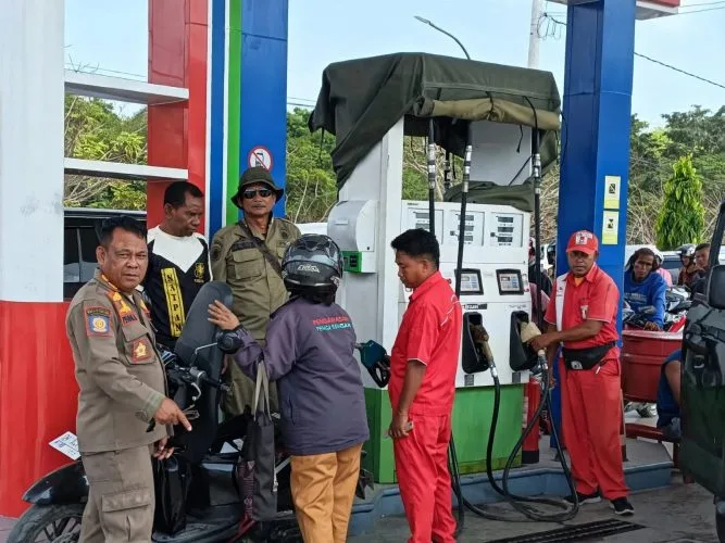 Kasat Pol PP Kab. Rote Ndao saat memantau langsung antrean pengisian BBM di salah satu pertamina