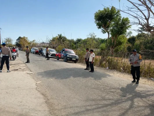 Jajaran Kepolisian turut ambil bagian dalam mengawasi antrean BBM