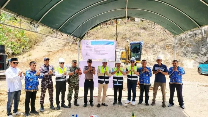 Bupati Rote Ndao, Paulus Henuk, S.H., bersama jajaran pemerintah daerah, pihak pelaksana, dan masyarakat berfoto bersama usai kegiatan groundbreaking pembangunan Kampung Nelayan Merah Putih (KNMP) di Desa Papela, Kecamatan Rote Timur, Rabu (28/10/2026).