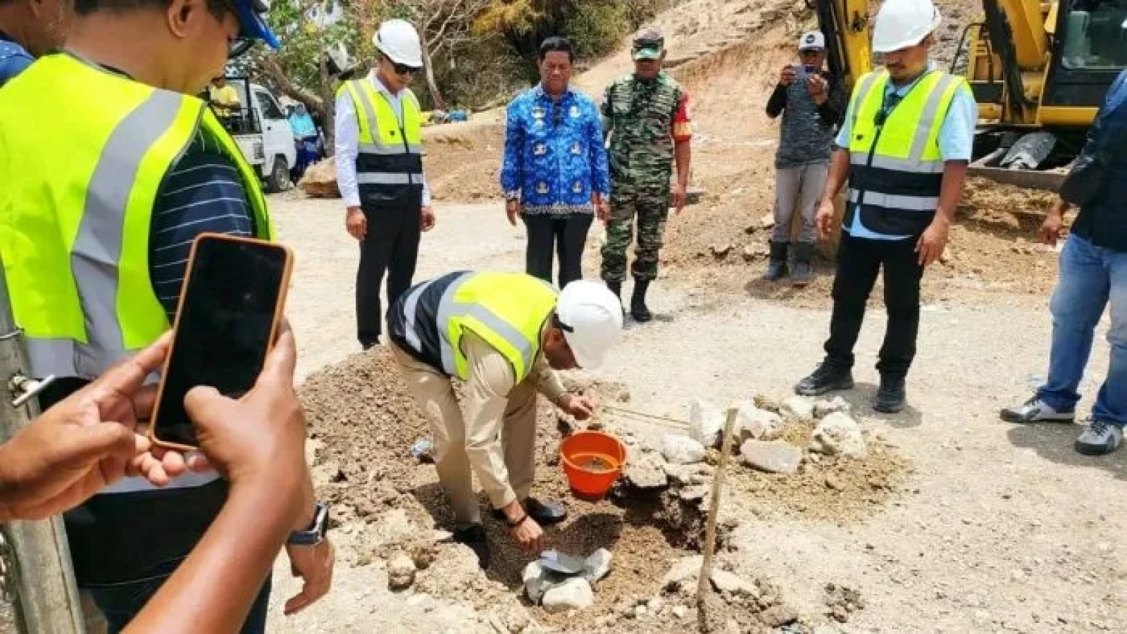 Bupati Rote Ndao, Paulus Henuk, S.H., melakukan peletakan batu pertama sebagai tanda dimulainya pembangunan Kampung Nelayan Merah Putih (KNMP) di Desa Papela, Kecamatan Rote Timur, Rabu (28/10/2026).