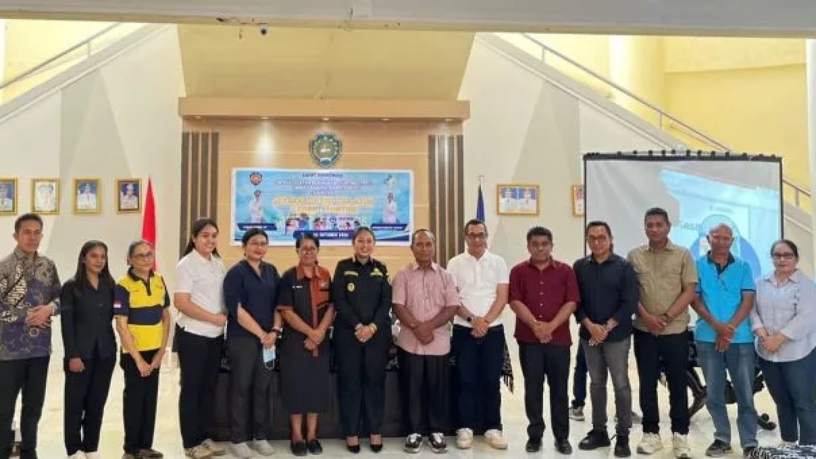 Foto bersama usai kegiatan rapat koordinasi dalam agenda Genting (Gerakan Orang Tua Asuh Cegah Stunting) bersama Tim Percepatan Penurunan Stunting (TPPS)