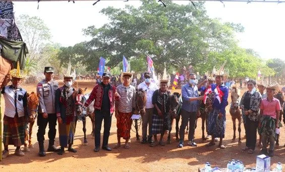 Bupati Rote Ndao Paulus Henuk, Pj. Sekda Rote Ndao Daniel Nalle dan unsur Forkompimda bersama para Pemenang HUS.